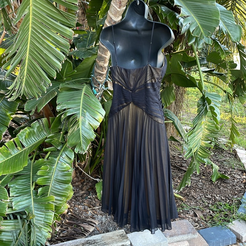 Sue Wong little black dress with gold metallic undertones - Picture 5 of 8